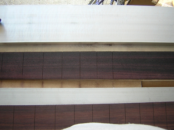 de belles encoches de frettes.JPG